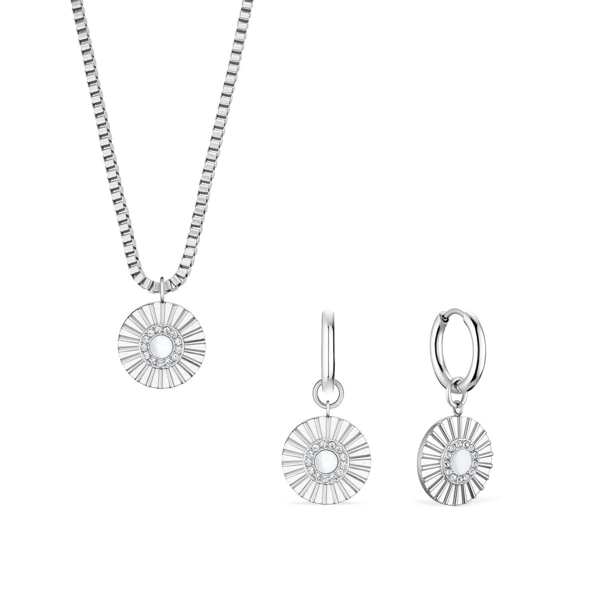 Ensemble de bijoux argentés : pendentif rond scintillant avec créoles et clous d'oreilles assortis.