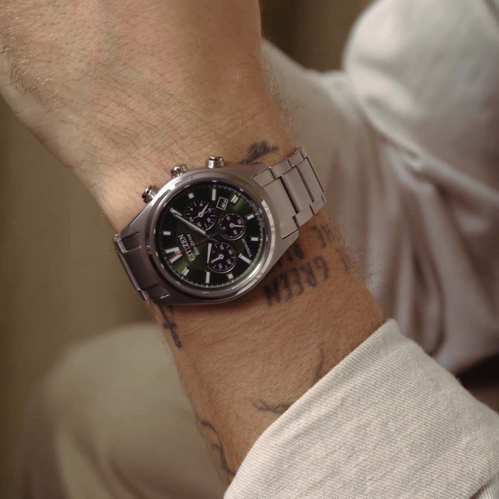 Montre pour homme au poignet avec cadran vert et bracelet en titane
