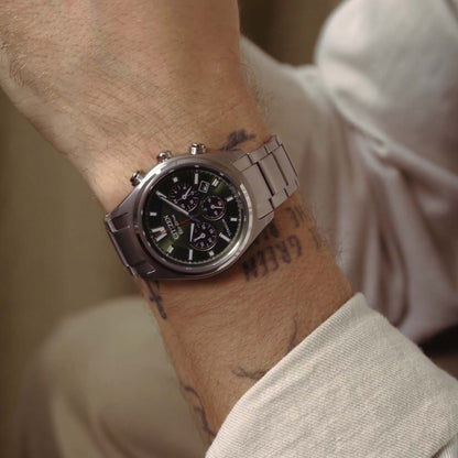 Montre pour homme au poignet avec cadran vert et bracelet en titane