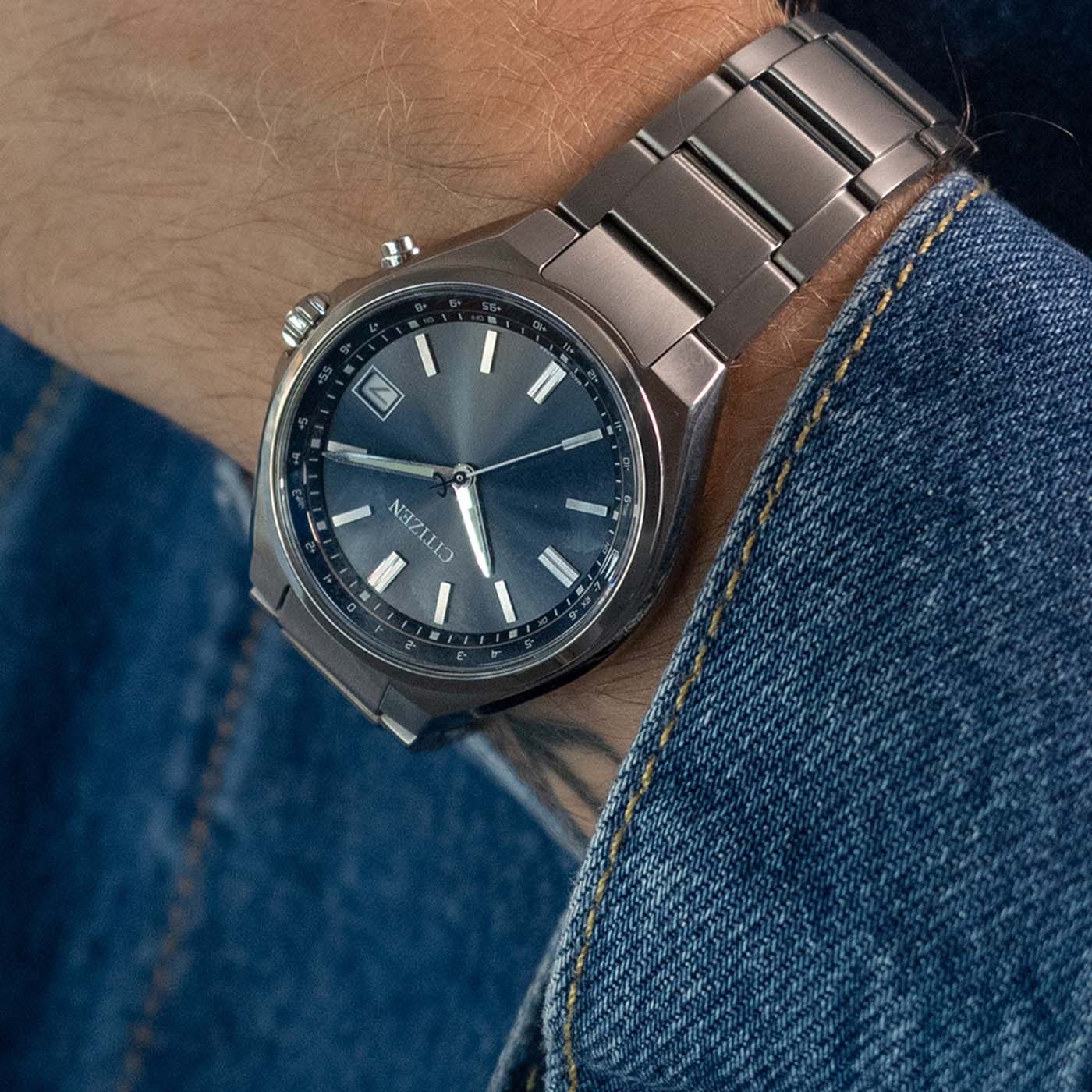 Citizen Armbanduhr Detail am Handgelenk, blaues Zifferblatt und Metallgliederband