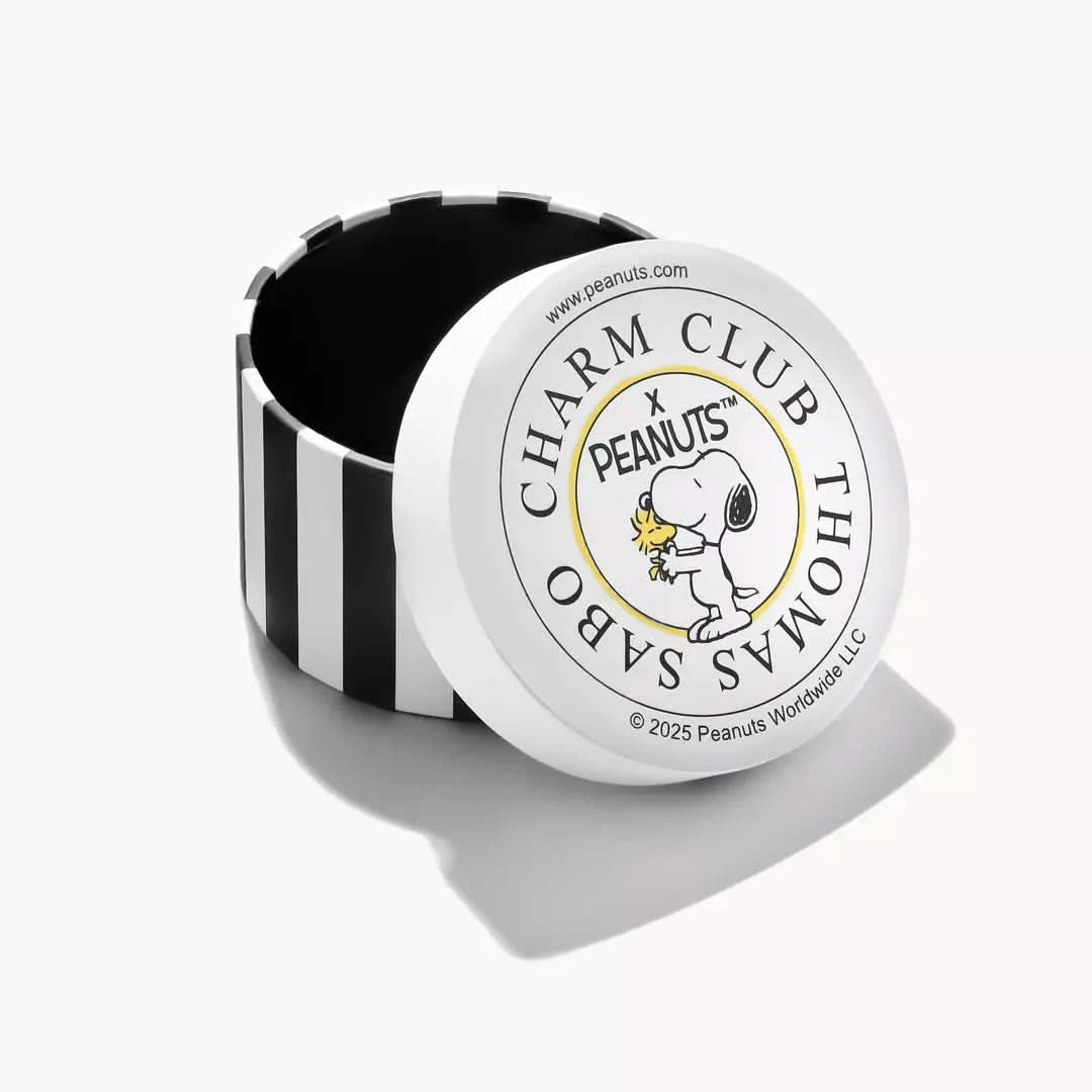 Pendentif rond Charm Club avec logo Snoopy, inscription 'CHARM CLUB' et 'PEANUTS'