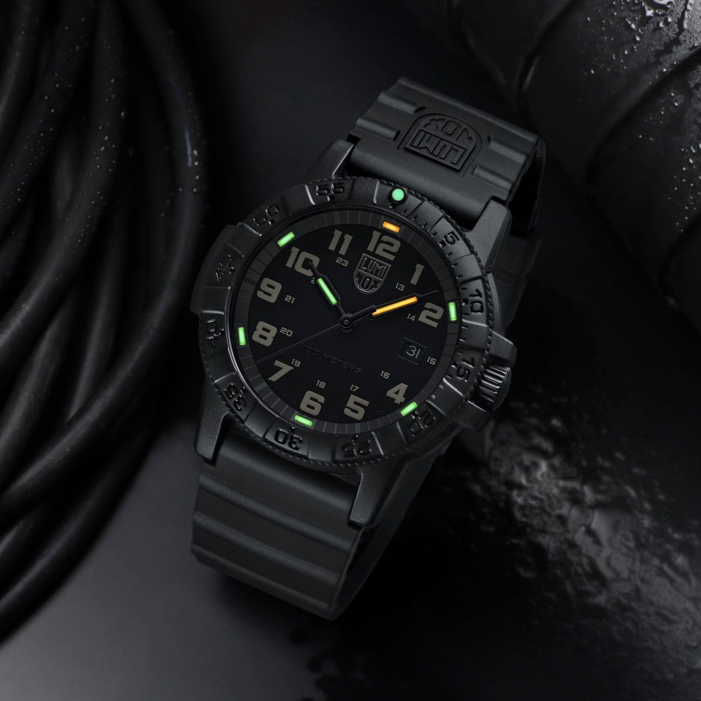 Bracelet de montre pour homme, gros plan cadran noir avec index lumineux verts et aiguilles jaunes