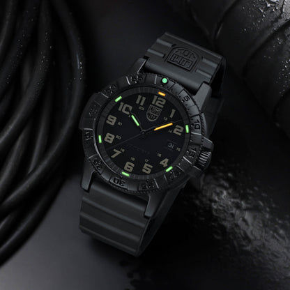 Bracelet de montre pour homme, gros plan cadran noir avec index lumineux verts et aiguilles jaunes