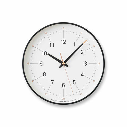 Weiße Wanduhr mit schwarzem Rand, arabischen Ziffern und Sweep-Quarzwerk.