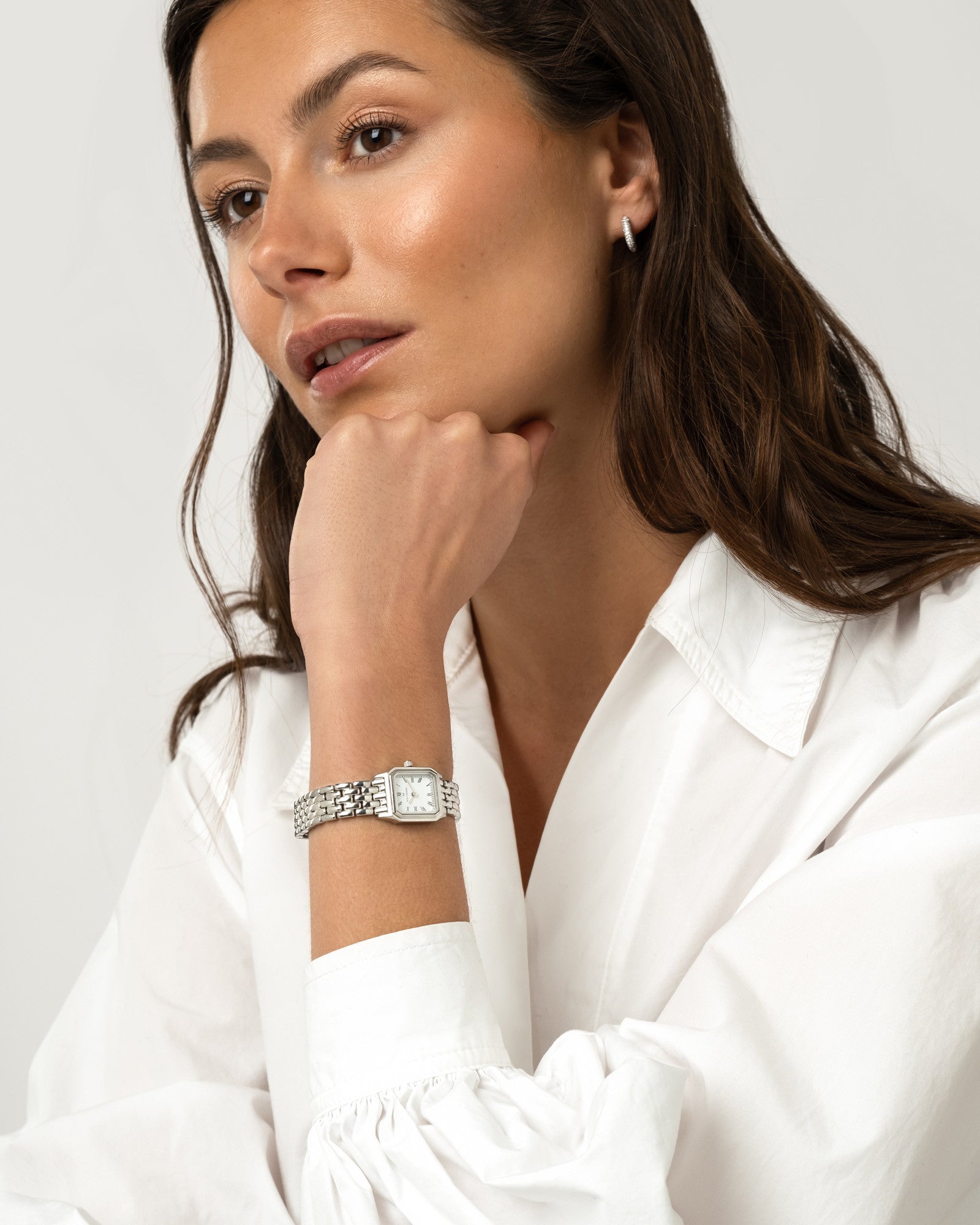 Mockberg Damen-Armbanduhr am Handgelenk, silbernes Metallarmband an weißer Bluse