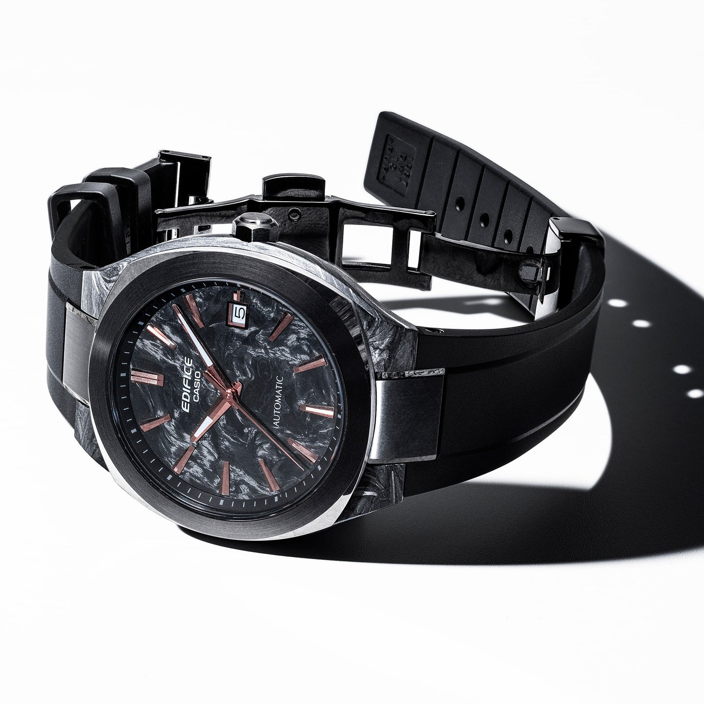 Casio Edifice Herrenarmbanduhr mit schwarzem Lederarmband, schwarzem Zifferblatt, sichtbarer Schließe