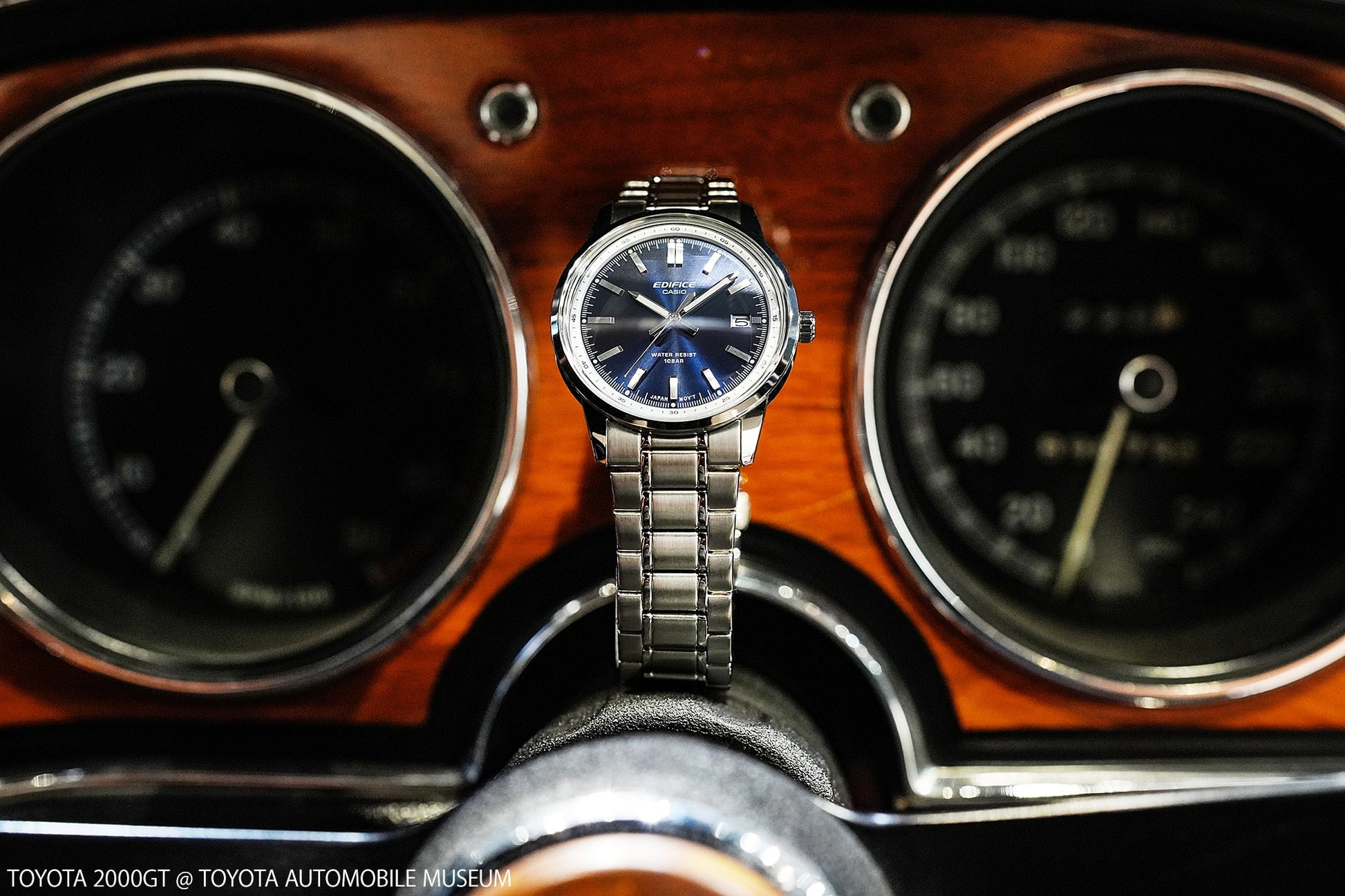 Casio Edifice Uhr mit blauem Zifferblatt, silbernem Gehäuse und Metallarmband