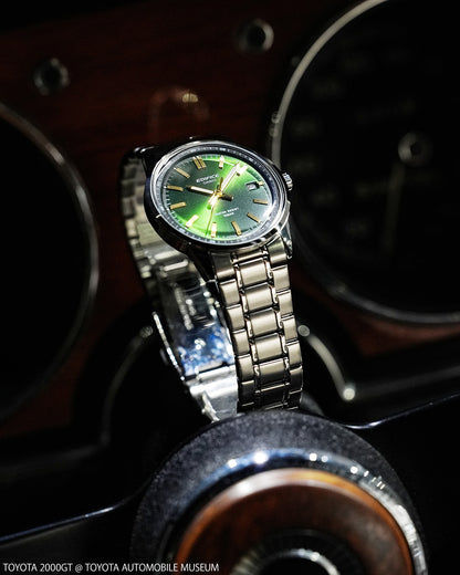 Casio Edifice Herrenuhr mit grünem Zifferblatt und silberfarbenem Metallband, seitlich