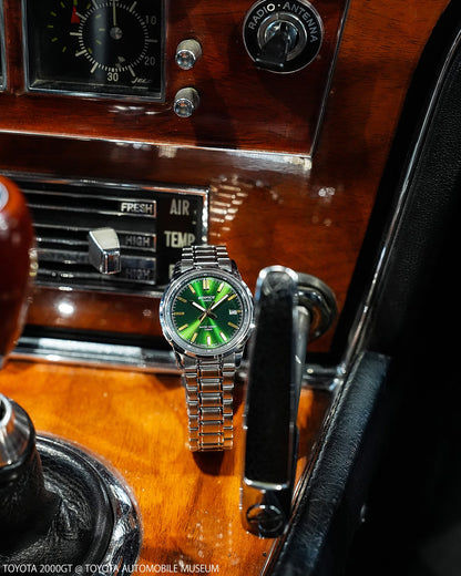 Casio Edifice Herrenuhr mit grünem Zifferblatt und silbernem Metallband, klare Indexe