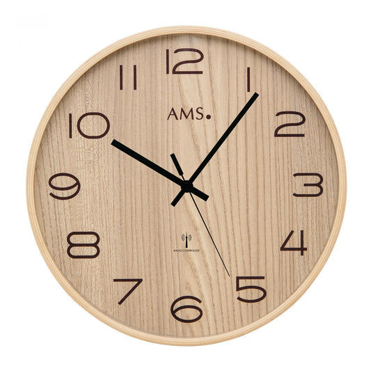 Horloge murale en bois avec cadran beige, aiguilles des heures et des minutes noires, logo AMS