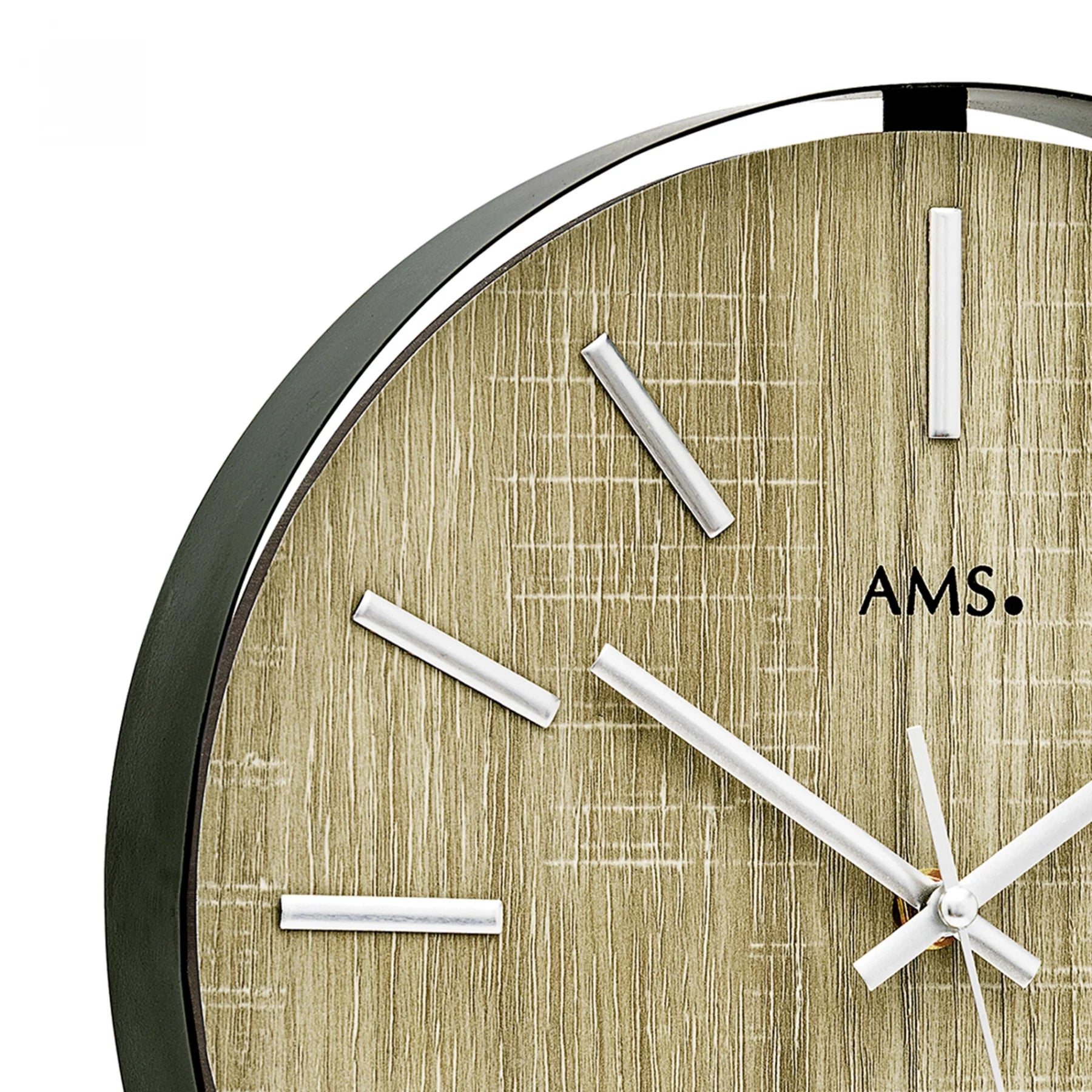 Cadran de montre murale aspect bois avec inscription AMS et aiguilles blanches