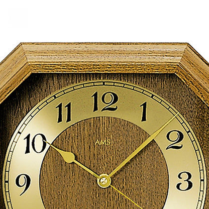 Horloge murale avec cadran rond, cercle intérieur marron, aiguilles et chiffres dorés