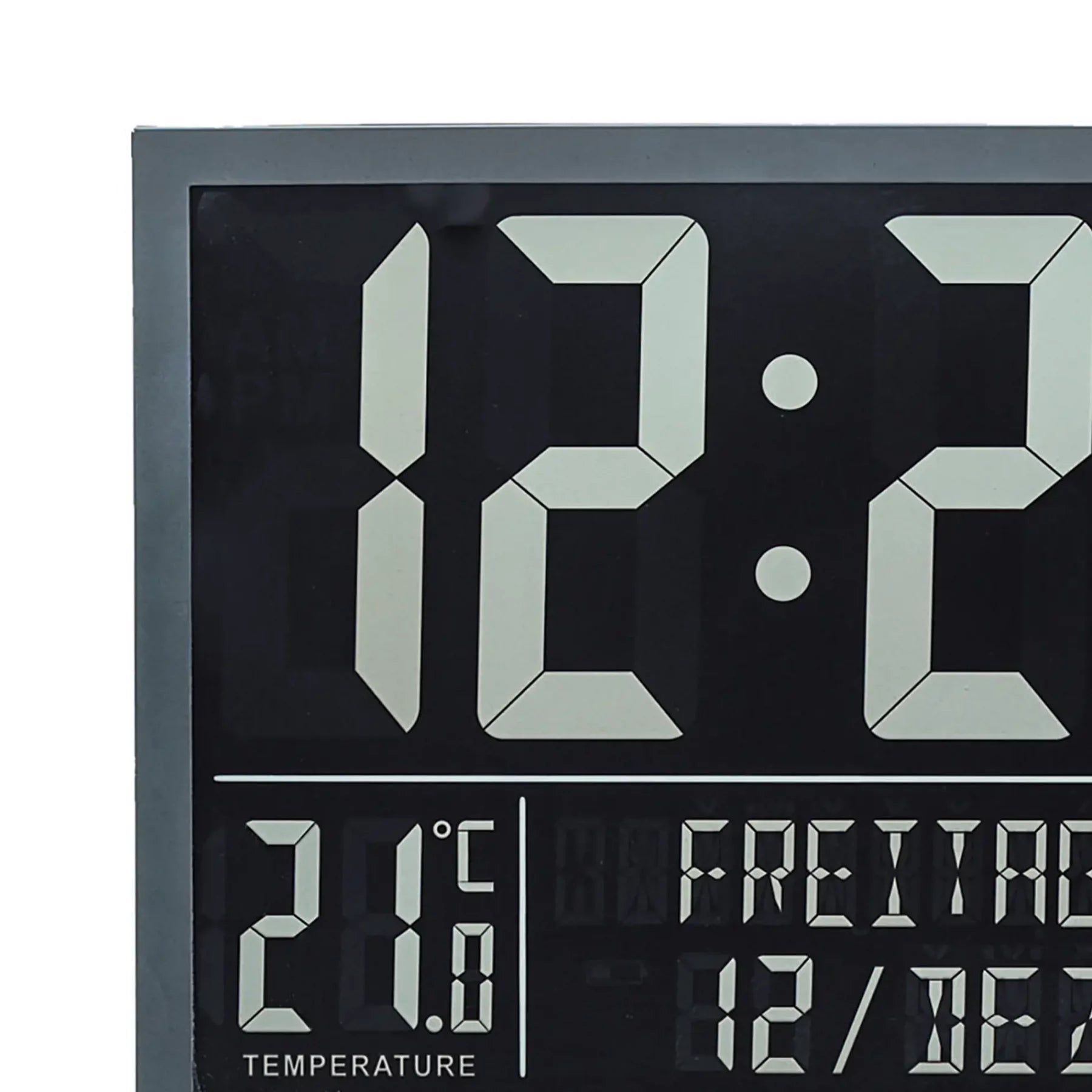 AMS digital väggklocka, närbild på stora siffror och temperaturvisning