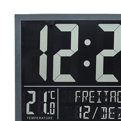 AMS digital väggklocka, närbild på stora siffror och temperaturvisning