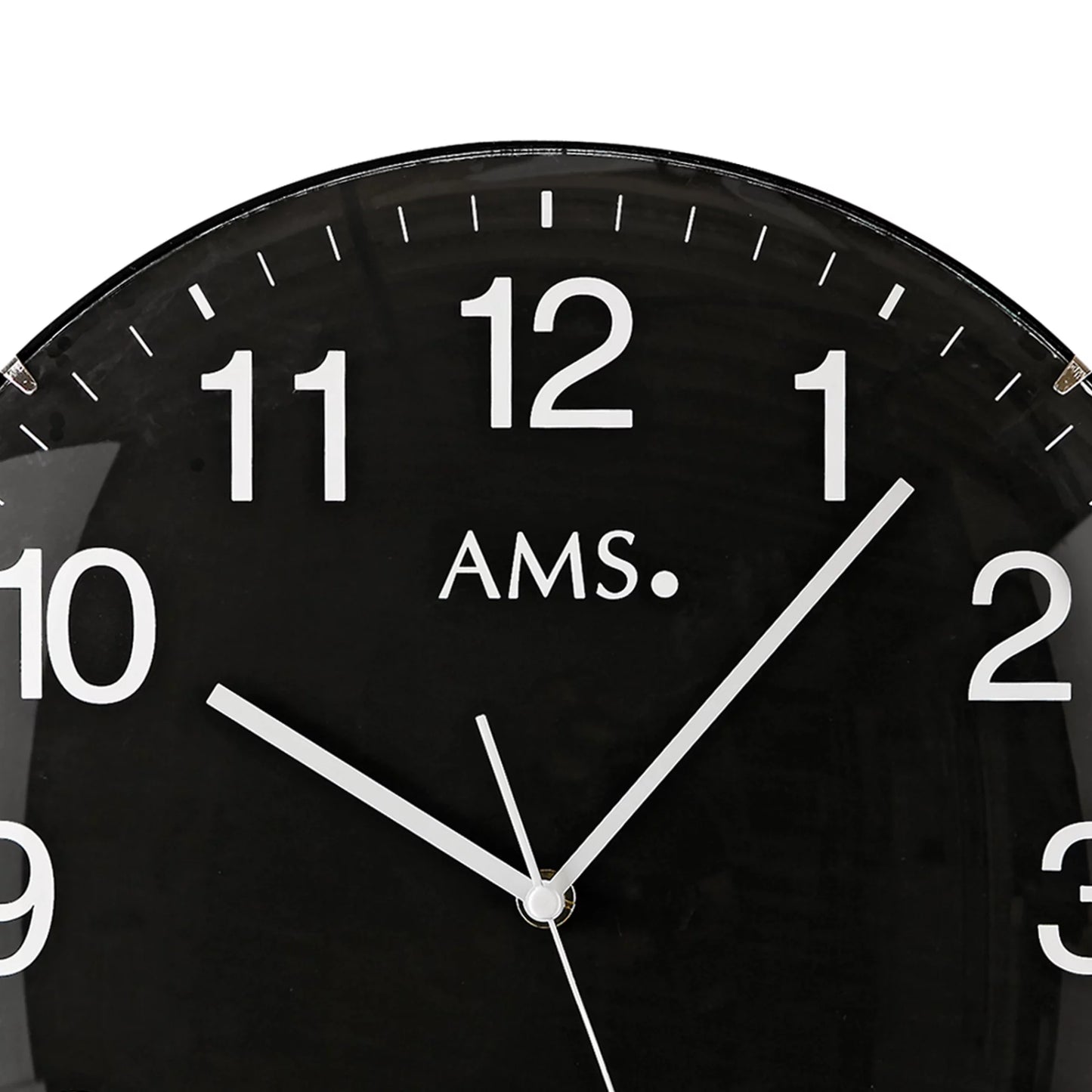 Radio-horloge murale AMS avec cadran noir, chiffres blancs, aiguilles et logo AMS