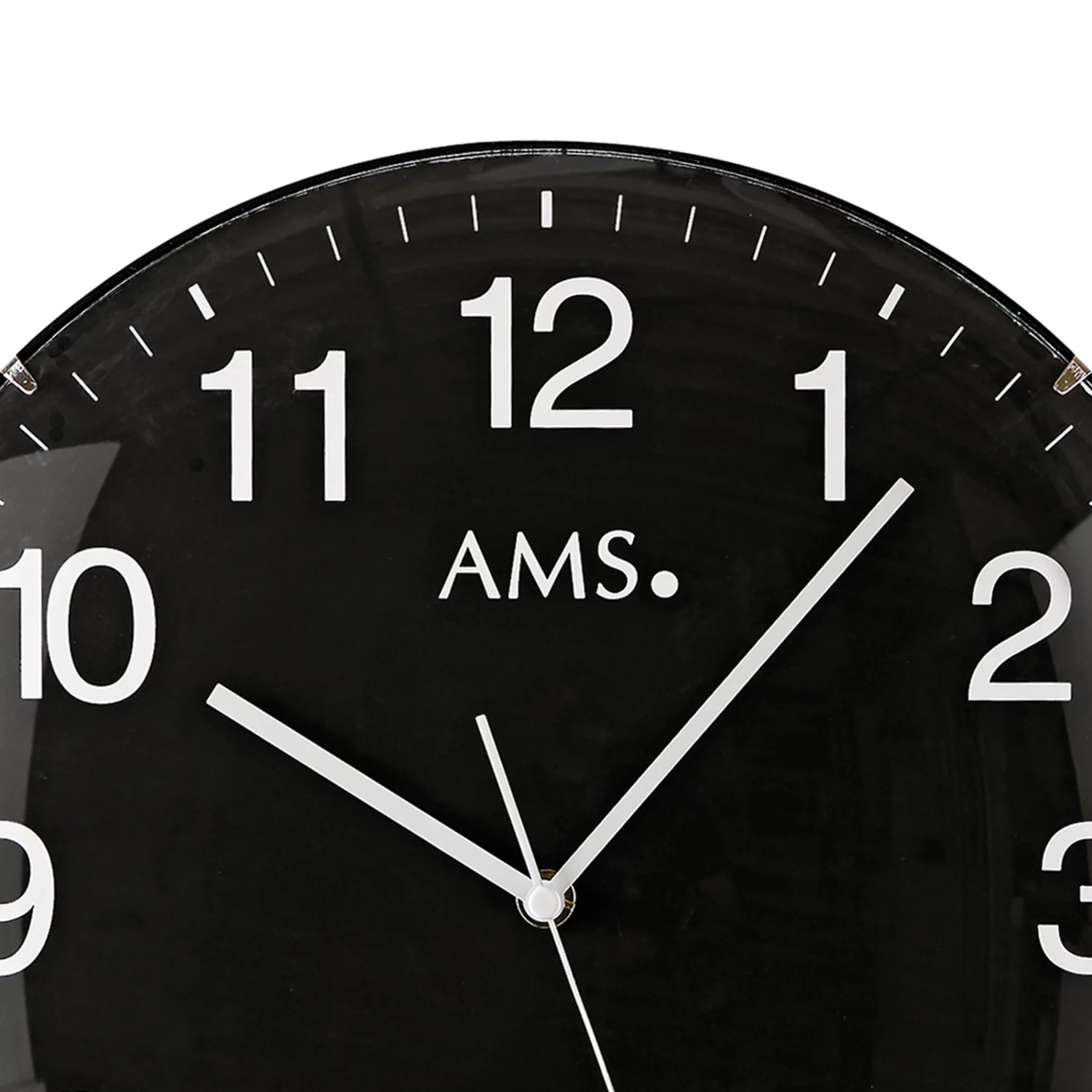 Radio-horloge murale AMS avec cadran noir, chiffres blancs, aiguilles et logo AMS
