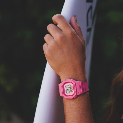 Pinkfarbene digitale G-SHOCK Uhr am Handgelenk mit Zahlenanzeige im Display