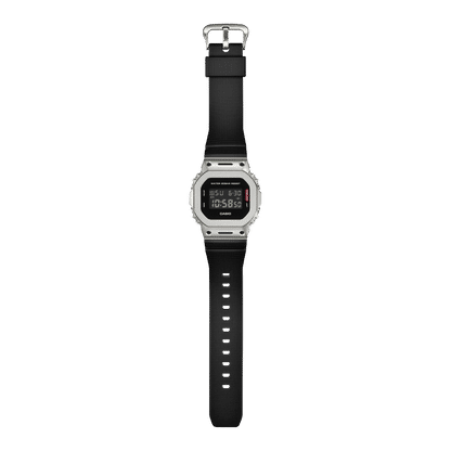 Casio G‑Shock GM‑5600M‑1ER Seitenansicht mit schwarzem Kautschukband und digitalem Display
