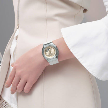 Casio G-Shock Uhr am Handgelenk mit silberner Lünette und weißem Bio-Harz-Armband