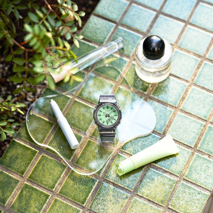 Casio G-Shock Armbanduhr am Handgelenk mit transparentem Armband und grünem Zifferblatt
