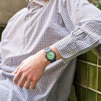 Handgelenk mit Casio G-Shock Armbanduhr: transparentes Band, grünes Zifferblatt, Ana-Digi