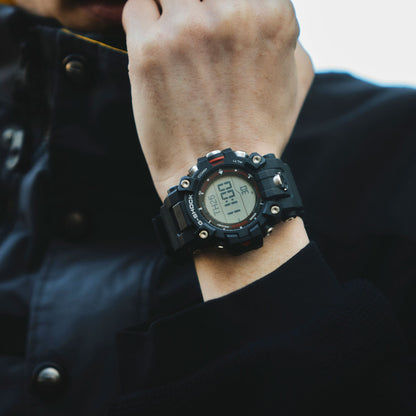 Herrenuhr G-SHOCK am Handgelenk, schwarzes Gehäuse und Armband mit Digitalanzeige
