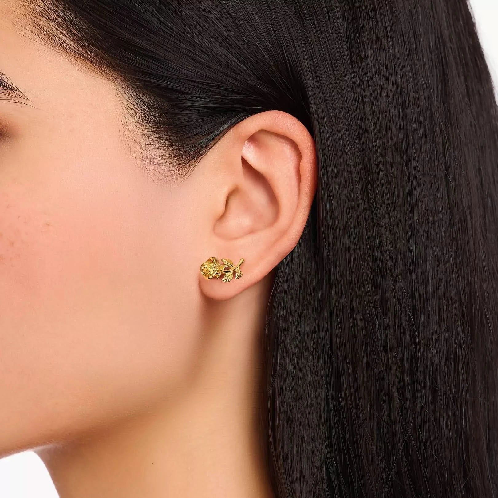 Boucles d'oreilles clous roses plaquées or sur l'oreille