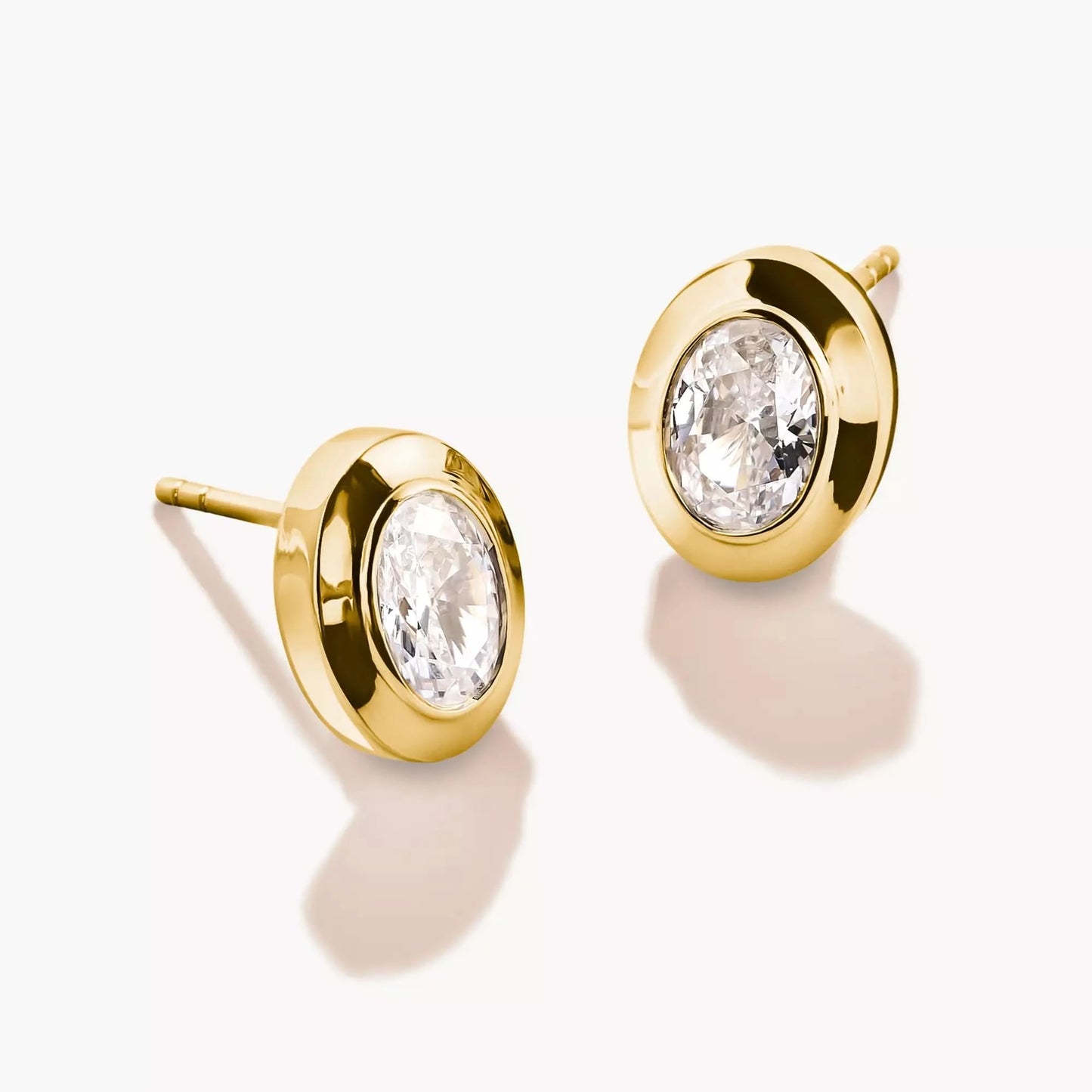 Clous d'oreilles ovales en monture dorée avec zircone cubique ovale scintillante