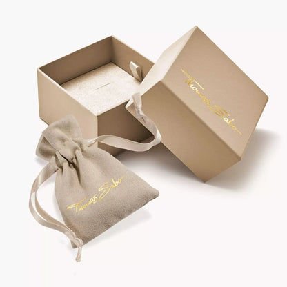 Ensemble de clous d'oreilles dans un étui beige avec insert à bijoux et pochette en tissu beige