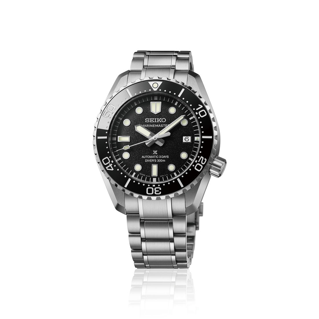 Herrenarmbanduhr freigestellt: schwarzes Zifferblatt, silbernes Edelstahlarmband und Lünette.