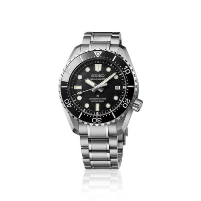 Herrenarmbanduhr freigestellt: schwarzes Zifferblatt, silbernes Edelstahlarmband und Lünette.