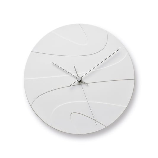 Weiße Wanduhr aus Porzellan mit linearen Wellenmotiven und Zeigern