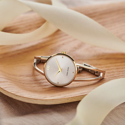 Damenuhr auf silbernem Armband mit beigem Zifferblatt und goldenen Zeigern