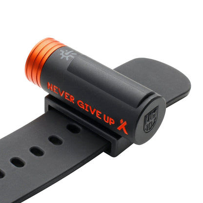 Flash-Taschenlampe mit orangefarbenem Aluminiumende und schwarzem Halter für Armband.