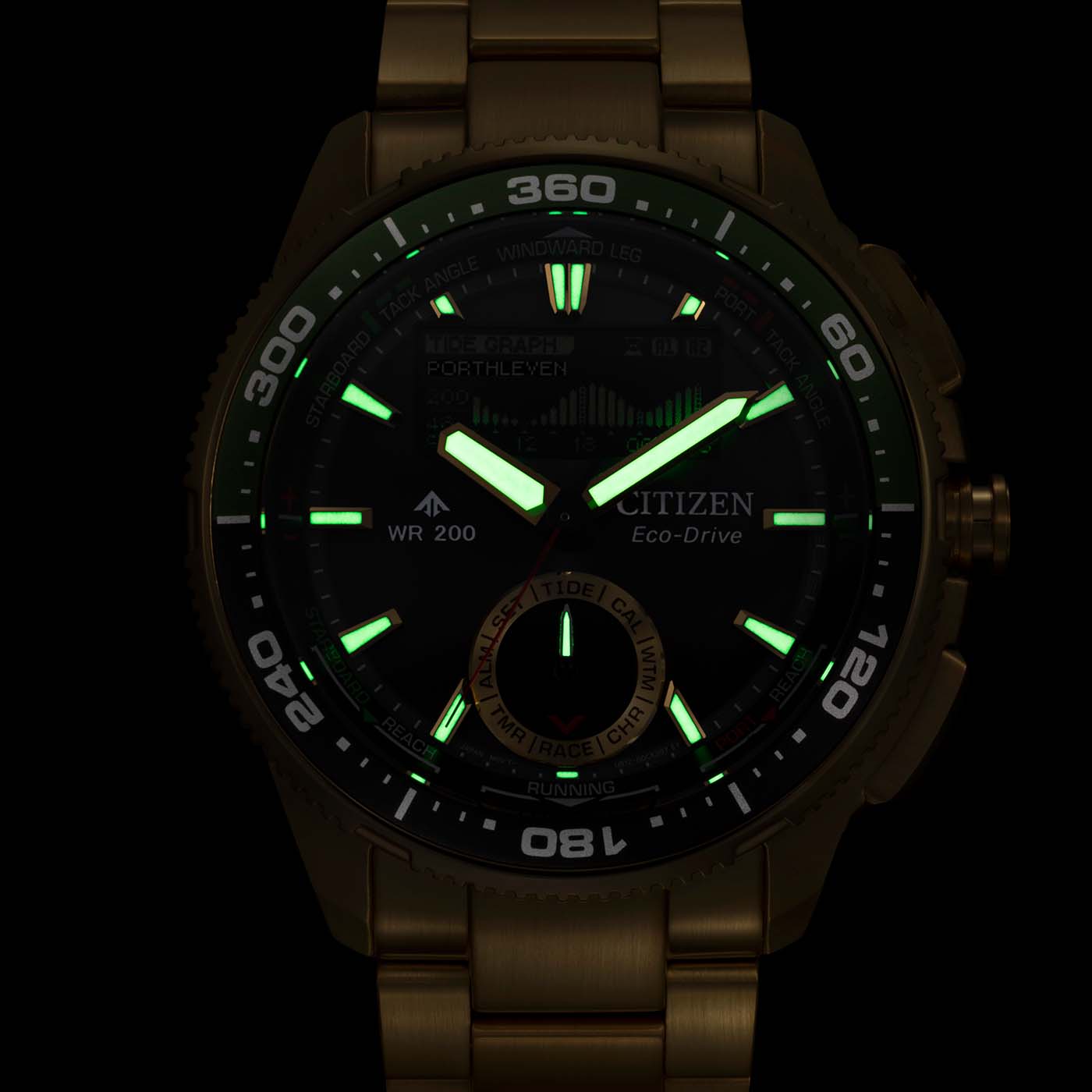 Herrenarmbanduhr bei Dunkelheit, grüne Leuchtpunkte und Leuchtzeiger auf schwarzem Zifferblatt