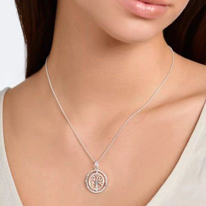 Collier argenté avec pendentif rond Arbre de Vie, porté près du cou