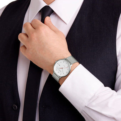 Herrenuhr Mondaine am Handgelenk mit silbernem Meshband und weißem Zifferblatt