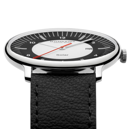 Mondaine Herrenuhr im Seitenansicht: schwarzes Zifferblatt, schwarzes Lederband