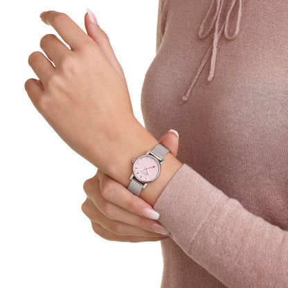 Damenuhr am Handgelenk: silbernes Mesharmband, rosafarbenes Zifferblatt mit roten Zeigern