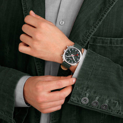 Mondaine Herrenuhr am Arm in Grüntönen: grünes Zifferblatt, Chronograph, Armband grün