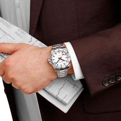 Montre pour homme au poignet avec cadran blanc, aiguilles rouges et bracelet en acier inoxydable