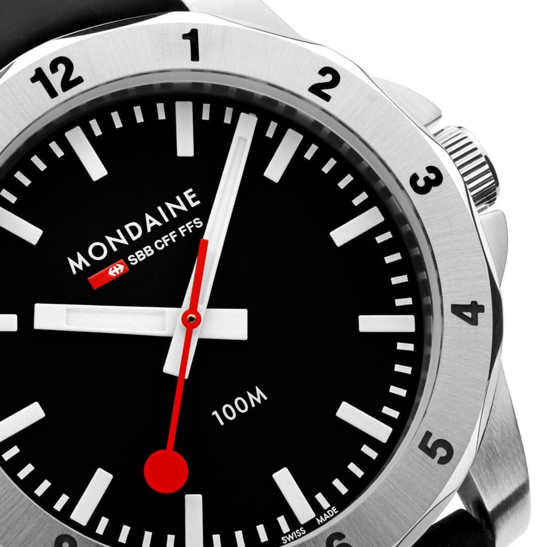 Cadran de montre homme : échelle noire, seconde centrale rouge, lunette argentée dodécagonale