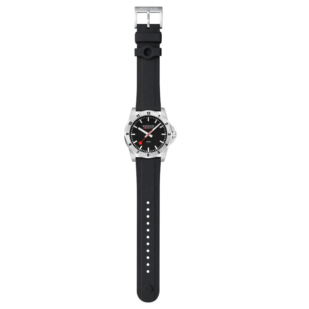 Montre homme de profil avec bracelet noir et cadran noir, boîtier argenté