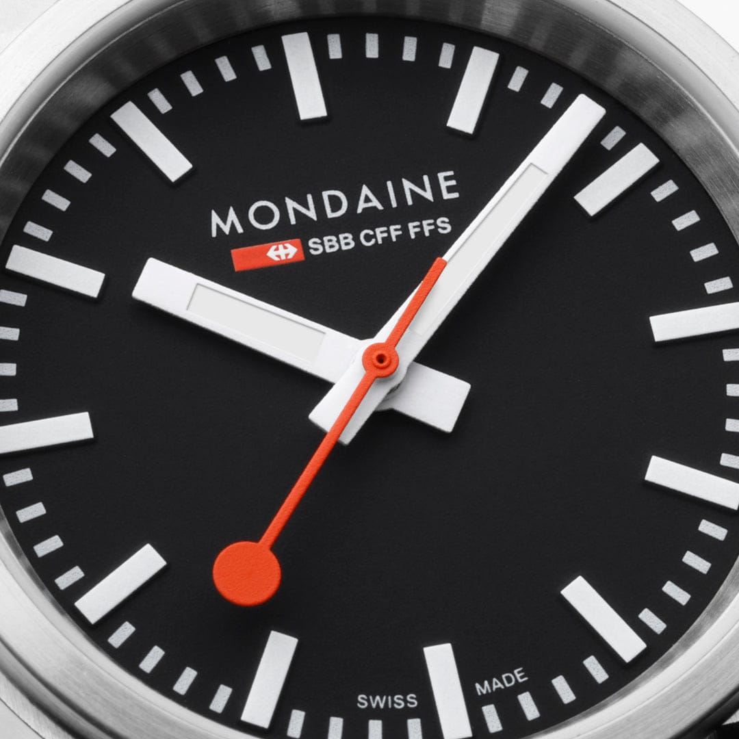 Mondaine Stop2go Zifferblatt im Detail: schwarze Skala, rote Sekundenmarkierung, Saphirglas
