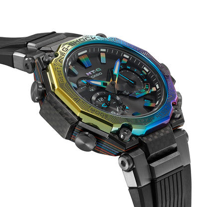 G-Shock Herrenuhr mit Regenbogen-Lünette und blau-türkisen Anzeigen auf dunklem Zifferblatt