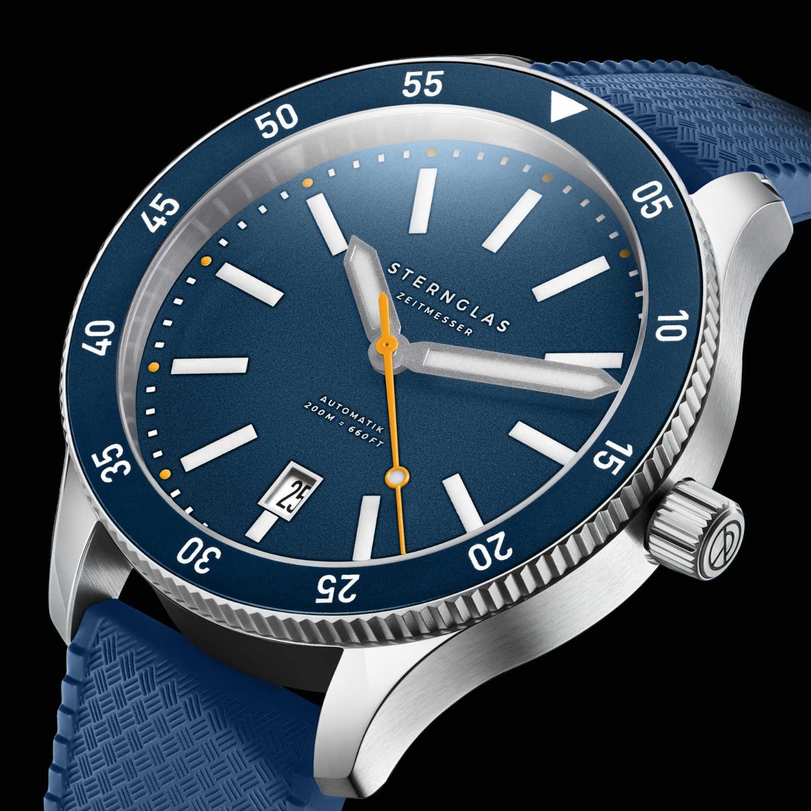 Montre bracelet pour homme, gros plan sur cadran bleu avec aiguilles, lunette argentée et bracelet bleu.
