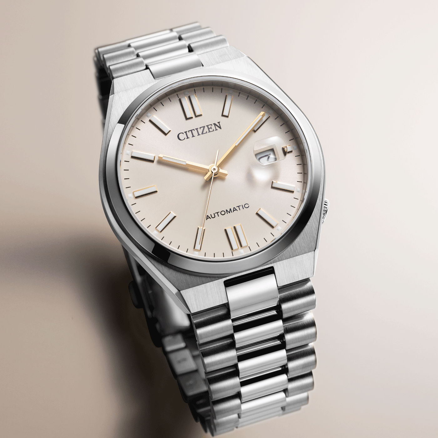 Herrenarmbanduhr seitlich, beiges Zifferblatt mit Indexen und Datumsfenster