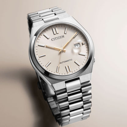 Herrenarmbanduhr seitlich, beiges Zifferblatt mit Indexen und Datumsfenster