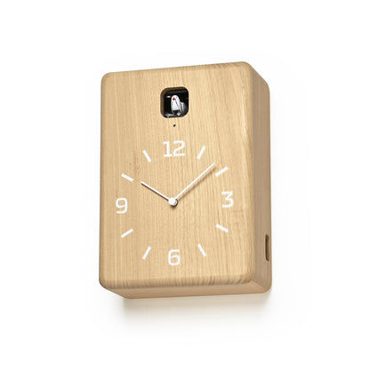 Wanduhr aus hellem Holz, Frontansicht mit schwarzem Kuckuckseinsatz und Ziffern