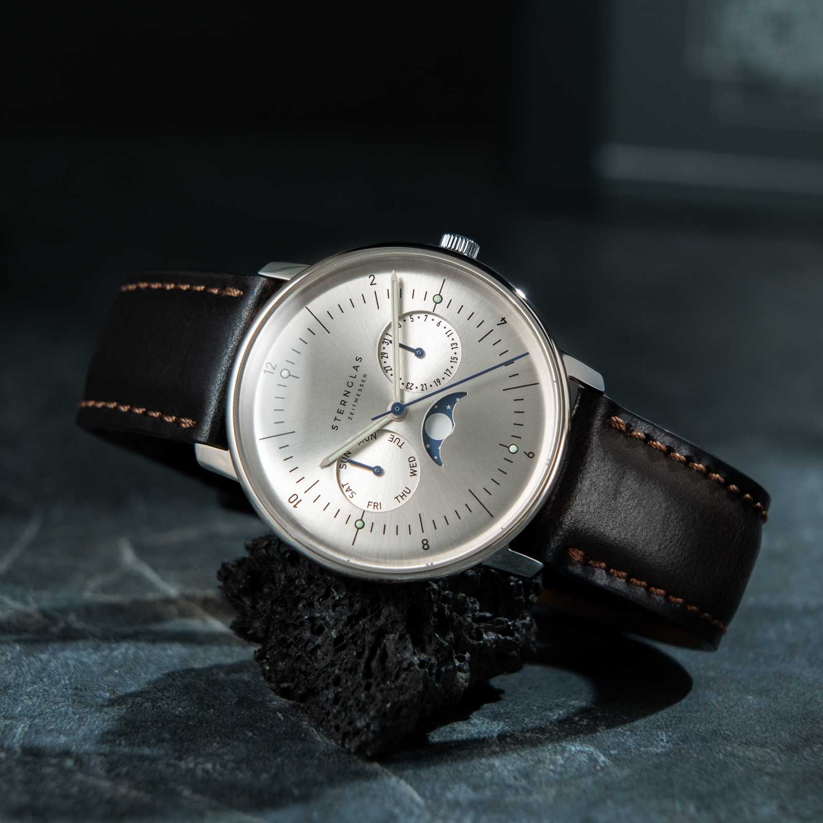 Bracelet montre avec cadran blanc, boîtier argenté et bracelet en cuir noir